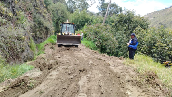 EL GADP PICAIHUA CONTINÚA CON EL MANTENIMIENTO VIAL EN LAS VIÑAS SAN ALFONSO